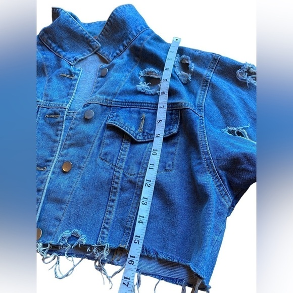 36 Points 5  Blue Denim Oversized Destroyed Jean Jacket Size Small - Picture 7 of 15